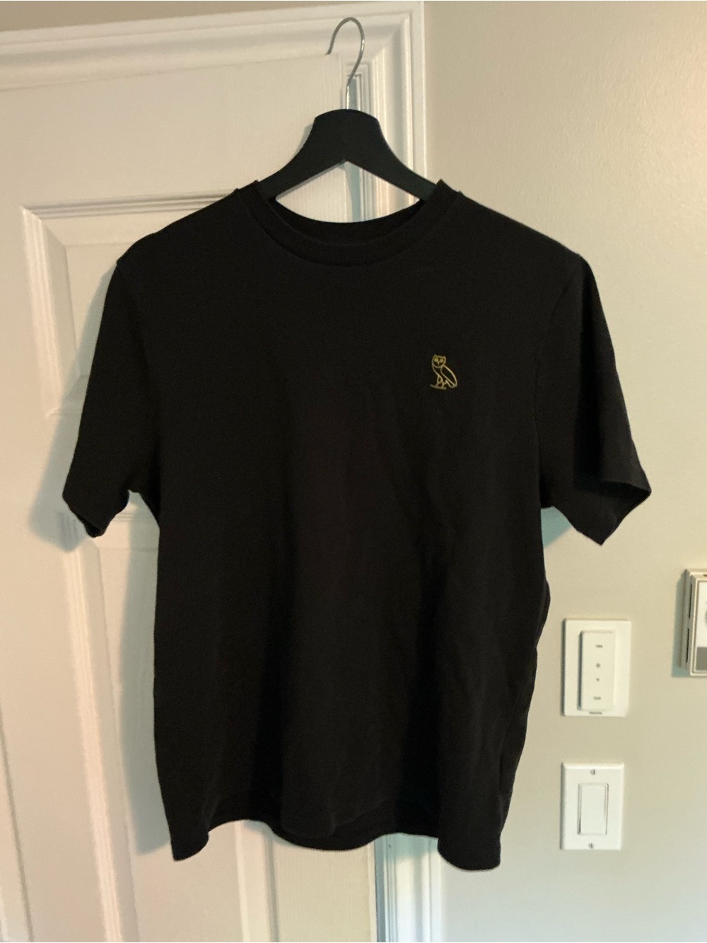 Men's Black Short-Sleeve Crewneck Tee with Gold Owl Emblem